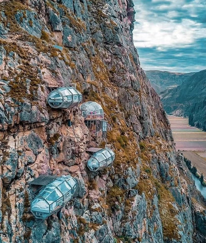 Capsules transparentes du Skylodge accrochées à une falaise dans la Vallée Sacrée des Incas près de Cusco au Pérou.