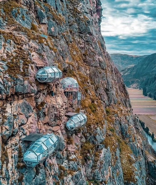 Capsules transparentes du Skylodge accrochées à une falaise dans la Vallée Sacrée des Incas près de Cusco au Pérou.
