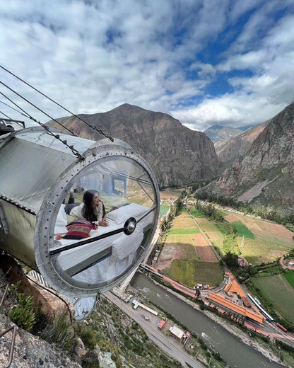 Capsule transparente du Skylodge suspendue à une falaise avec vue panoramique sur la Vallée Sacrée des Incas près de Cusco au Pérou.