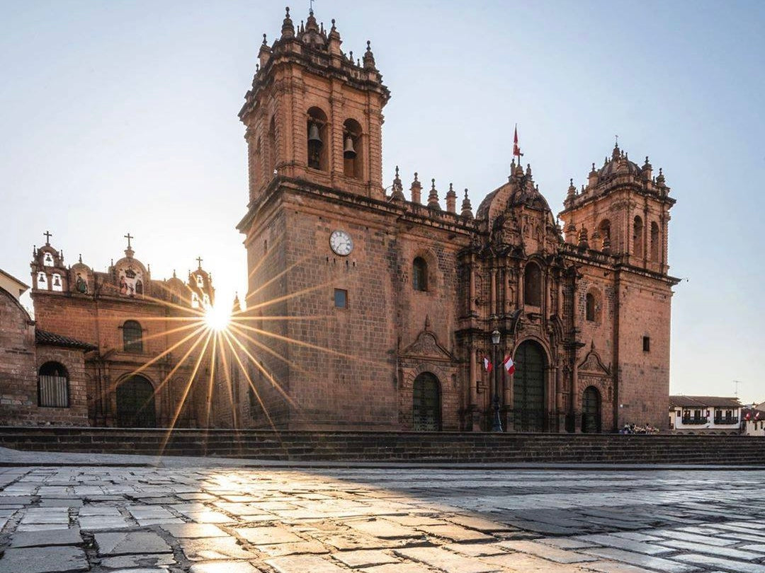 Cathédrale de Cusco sur la Plaza de Armas au Pérou avec lever de soleil