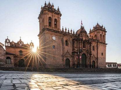 Cathédrale de Cusco sur la Plaza de Armas au Pérou avec lever de soleil