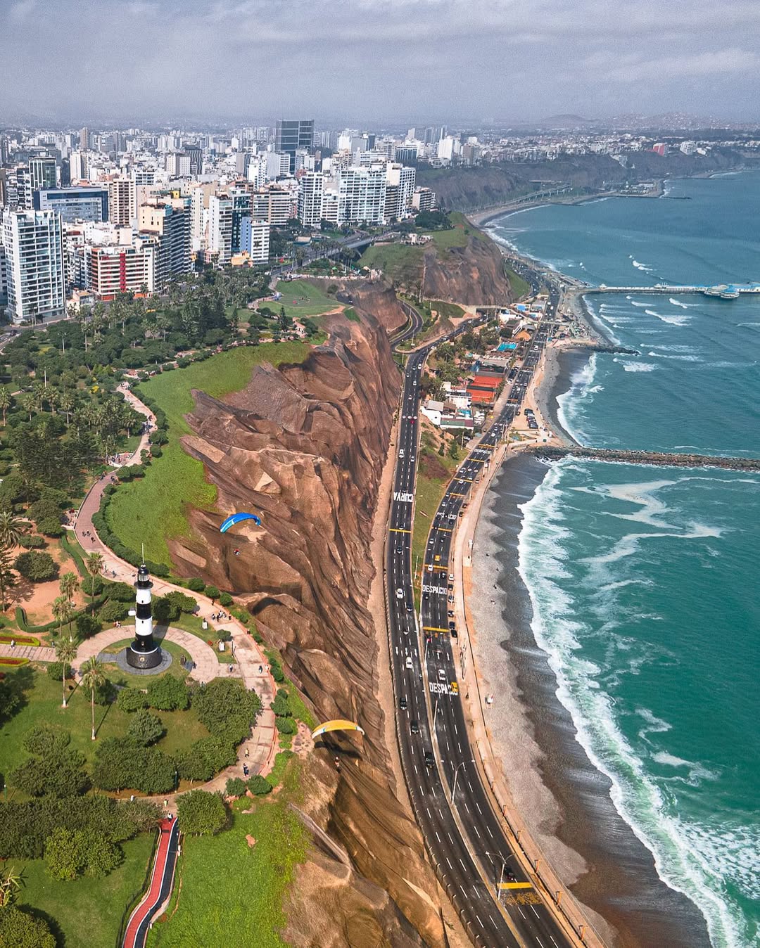 Falaises de Miraflores et route de la Costa Verde avec l’océan Pacifique à Lima au Pérou.