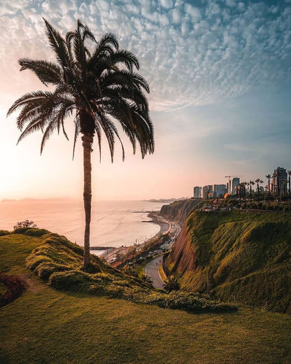 Vue des falaises de Miraflores et de la côte de Lima au coucher du soleil au Pérou.