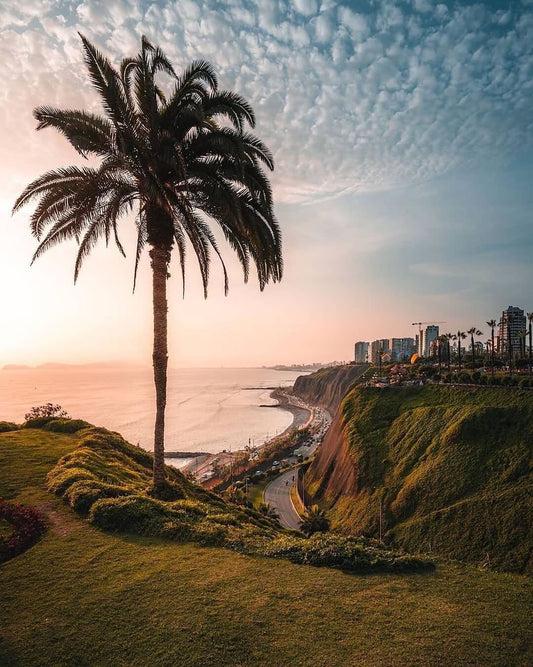 Vue des falaises de Miraflores et de la côte de Lima au coucher du soleil au Pérou.