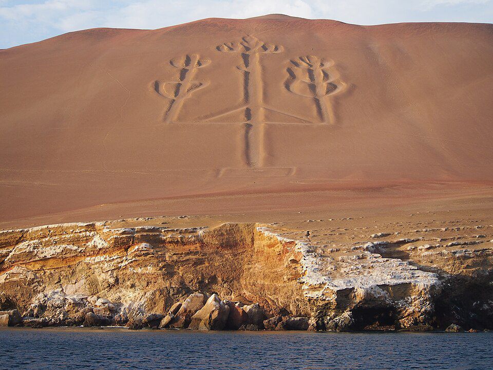 Géoglyphe du Candelabre de Paracas gravé dans le sable sur une colline désertique au bord de l’océan au Pérou.
