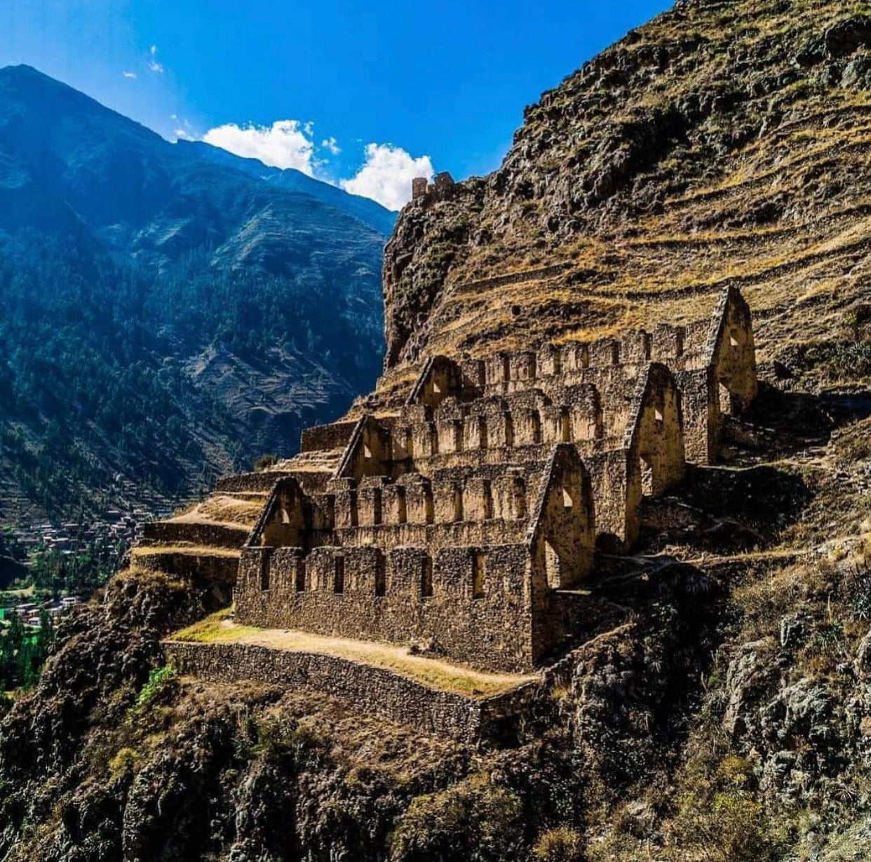 Greniers incas de Pinkuylluna sur la montagne au-dessus d’Ollantaytambo dans la Vallée Sacrée au Pérou.