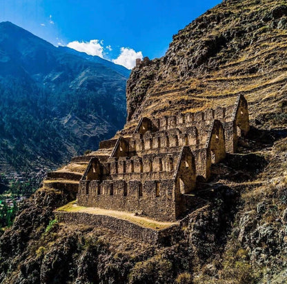 Greniers incas de Pinkuylluna sur la montagne au-dessus d’Ollantaytambo dans la Vallée Sacrée au Pérou.