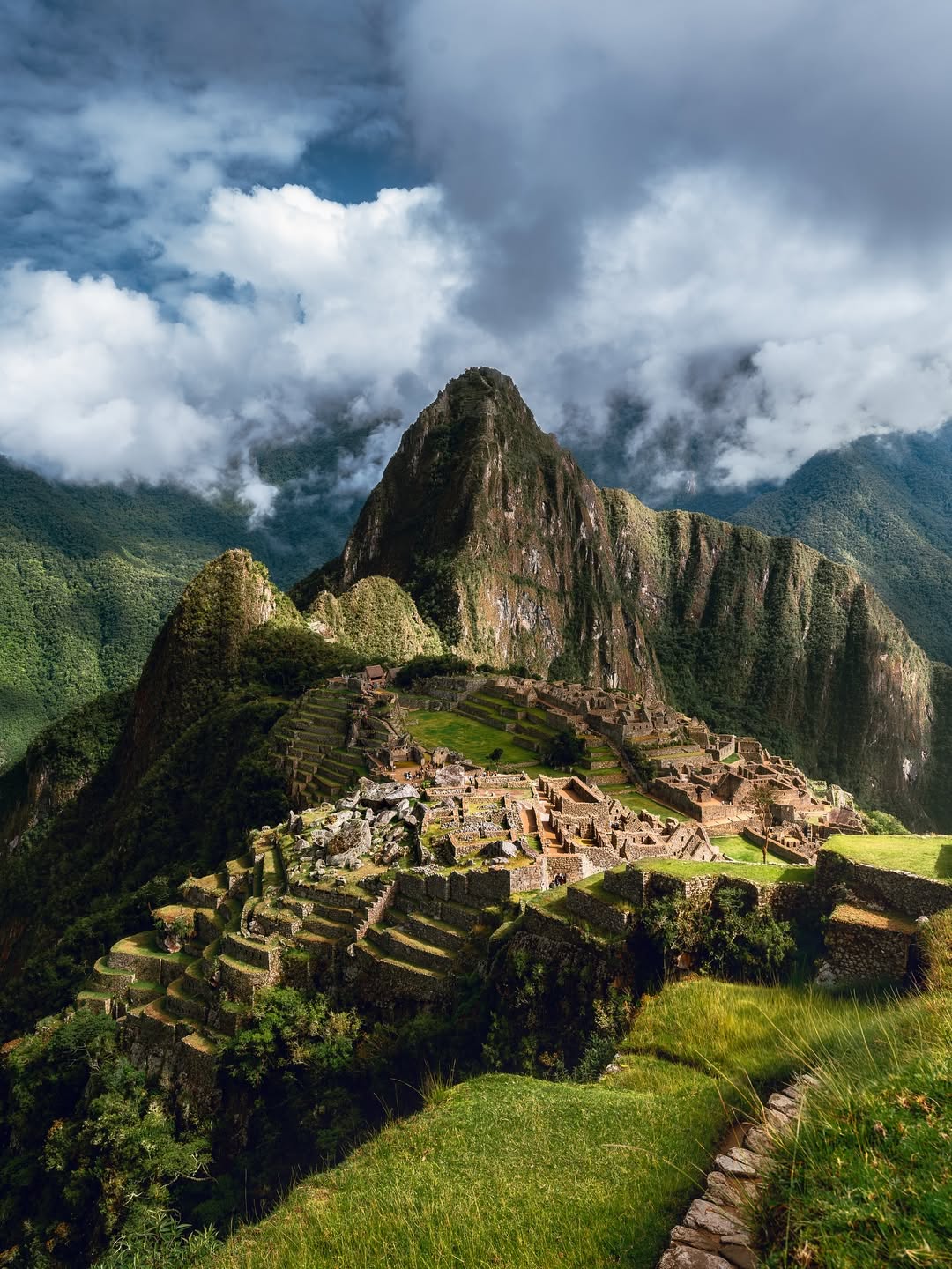 Vue panoramique du Machu Picchu avec ses terrasses incas et la montagne Huayna Picchu dans les Andes au Pérou.