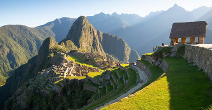 Vue panoramique du Machu Picchu avec ses terrasses incas et les montagnes des Andes près de Cusco au Pérou.