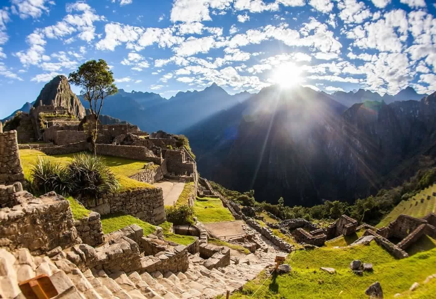 Vue des ruines incas de Machu Picchu au lever du soleil dans les Andes près de Cusco au Pérou.