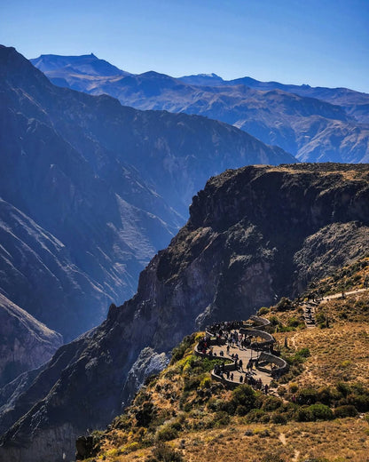 Mirador Cruz del Condor dans le canyon de Colca avec des visiteurs observant les condors dans les Andes au Pérou.