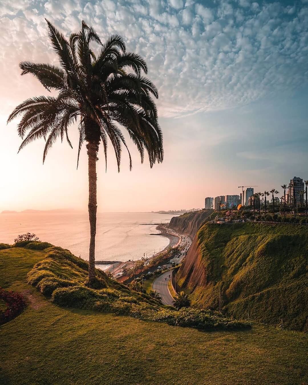 Falaises de Miraflores avec vue sur la Costa Verde et l’océan Pacifique à Lima au Pérou au coucher du soleil.