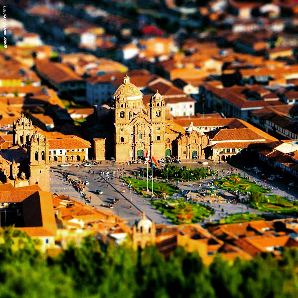 Cathédrale de Cusco et Plaza de Armas vues depuis les hauteurs dans le centre historique de Cusco au Pérou.
