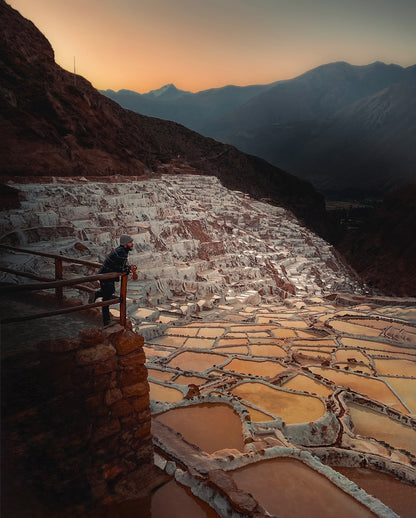 Salines de Maras Cusco Pérou bassins de sel dans les Andes au coucher du soleil