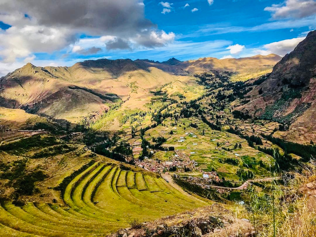 Terrasses agricoles incas dominant la Vallée Sacrée des Andes près de Cusco au Pérou.