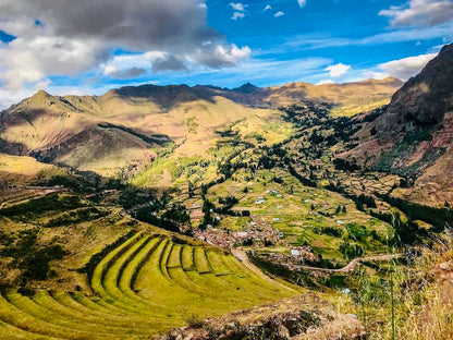 Terrasses agricoles incas dominant la Vallée Sacrée des Andes près de Cusco au Pérou.