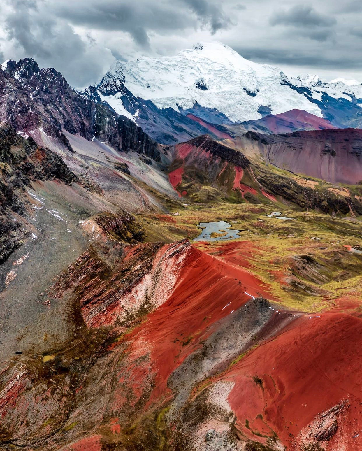 Paysage spectaculaire des Andes avec les montagnes colorées de la vallée arc-en-ciel près de Vinicunca au Pérou.